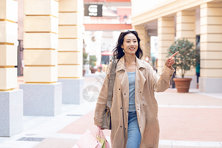线上购物在商场购物的青年女性背景