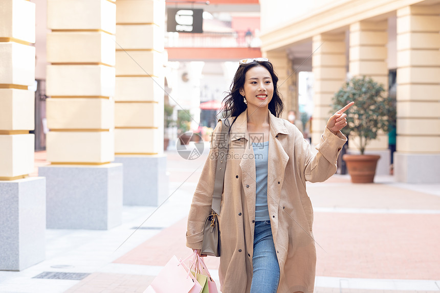 在商场购物的青年女性图片