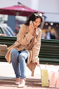 线上购物青年女性坐在椅子上打电话背景