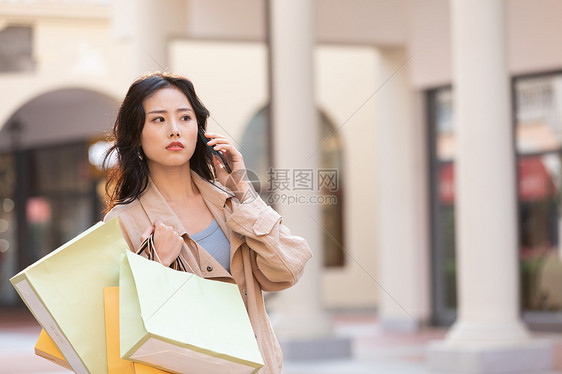 女性商场购物打电话图片