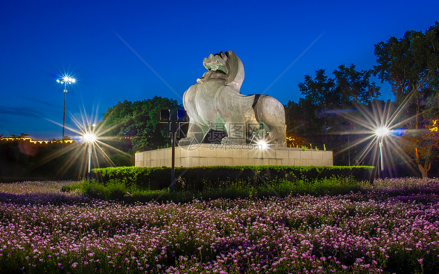 南京地标中山门貔貅雕塑夜景图片
