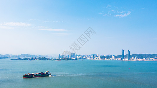 海上物流海上行驶的集装箱船只背景