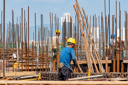 施工城市建筑工地上施工的工人背景