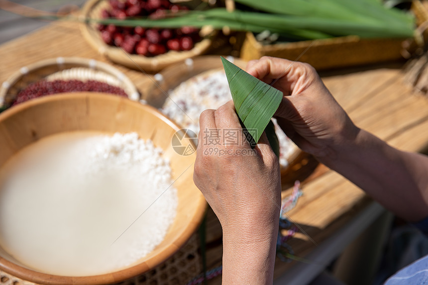 端午节户外包粽子的人图片