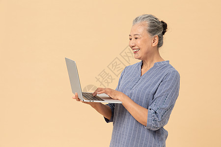 老年人上网笔记本电脑背景图片