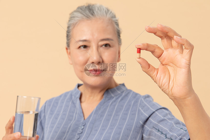老年女性吃药图片