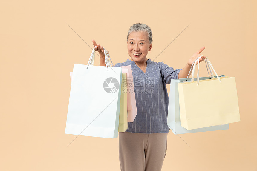 老年女性购物图片