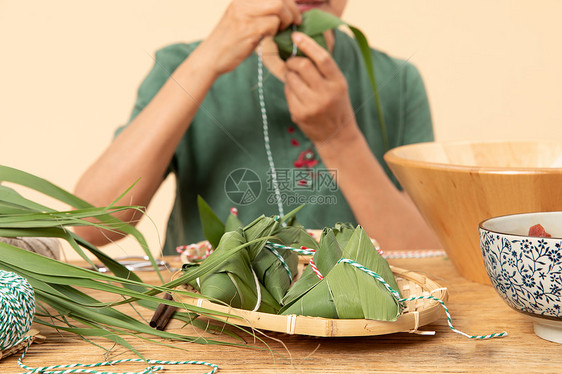 端午节奶奶包粽子特写图片