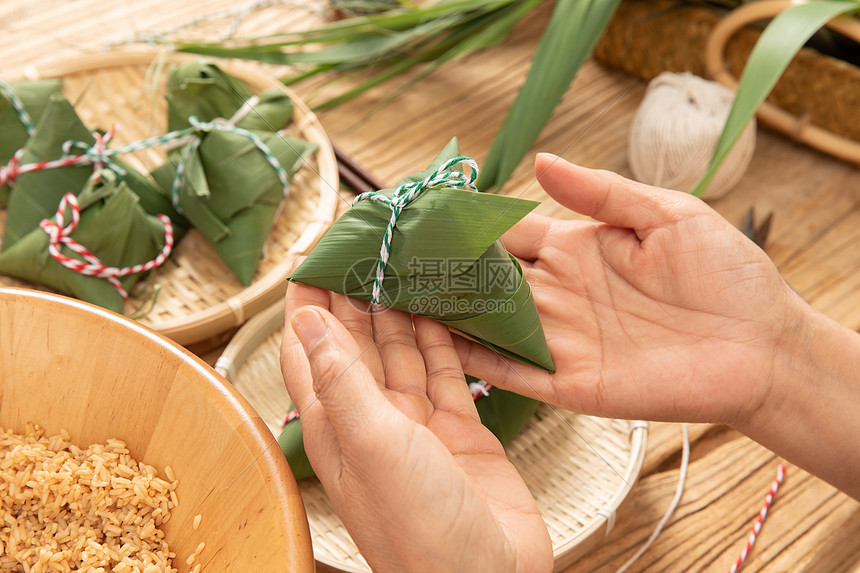 端午节奶奶包粽子特写图片