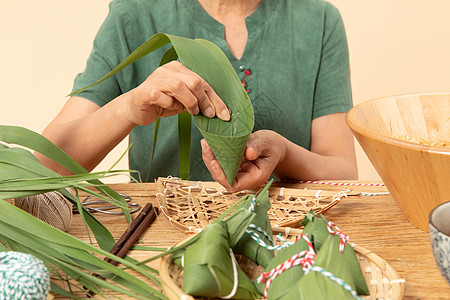 端午节奶奶包粽子特写高清图片