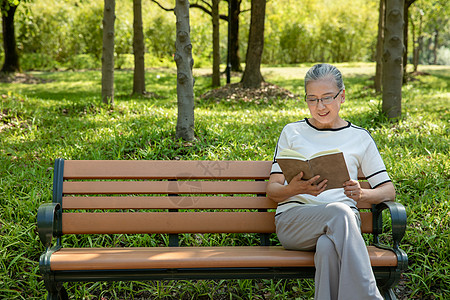 老年女性户外看书高清图片