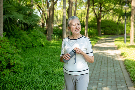 老年女性户外散步喝水高清图片