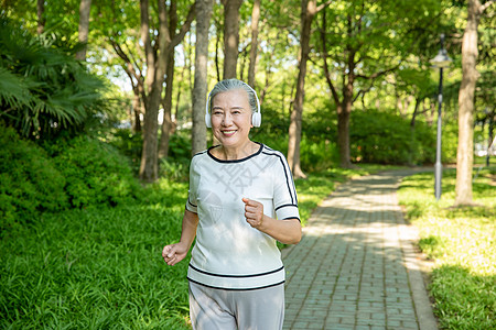 户外听音乐老年女性户外运动听音乐背景