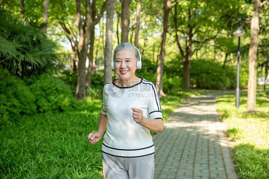 老年女性户外运动听音乐图片