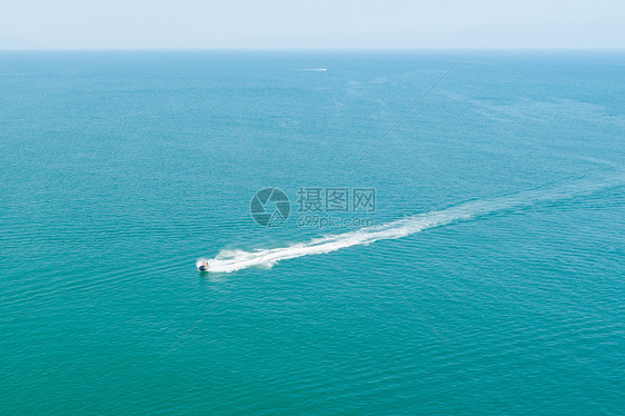 海上飞驰的摩托艇图片