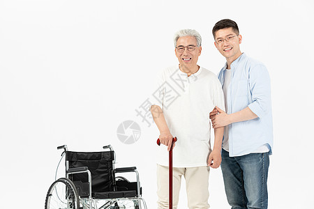 关爱老人中年儿子陪伴老年父亲背景