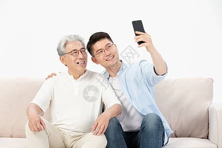 中老年父子沙发上自拍图片