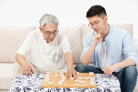 中老年父子下象棋高清图片