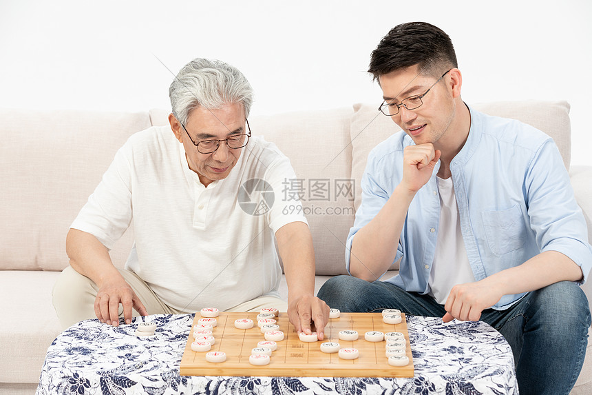 中老年父子下象棋图片