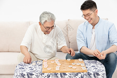 父子洗澡中老年父子下象棋背景