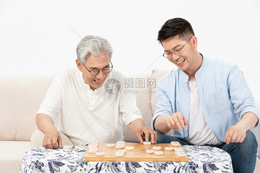 中老年父子下象棋图片