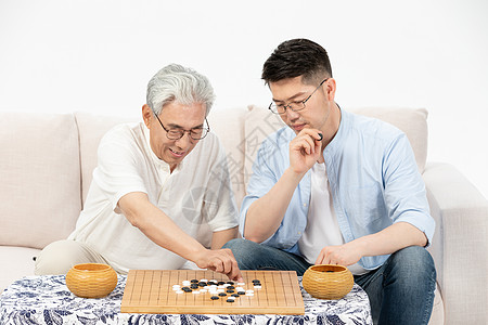 孝顺中老年父子下五子棋背景