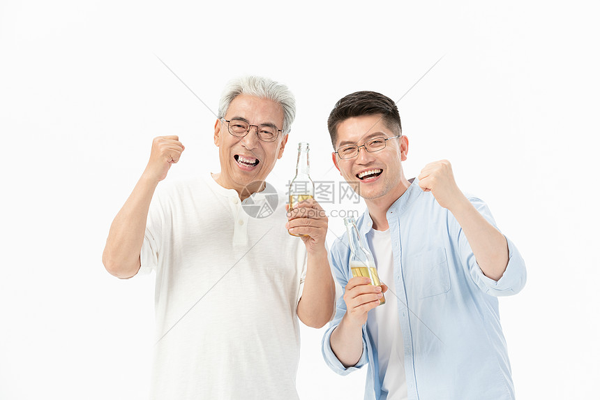 中老年父子看比赛喝啤酒庆祝图片