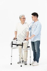 老年情侣中年男性教老人使用助行器背景