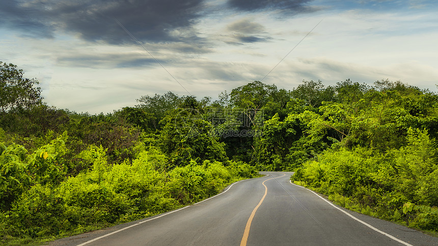 旅途中前行道路 第1页