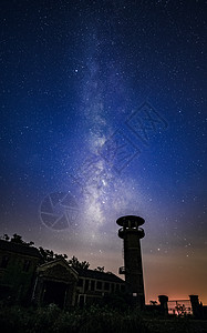 夜晚星空银河与古老的建筑房屋背景图片