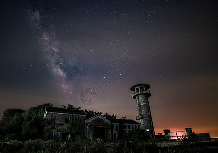 夜晚星空银河与古老的建筑房屋背景图片