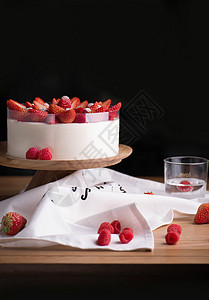 草莓法式蛋糕甜品背景图片