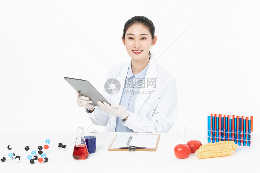 女性生物学家研究转基因食物图片