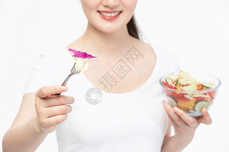 女性健康饮食吃沙拉特写图片
