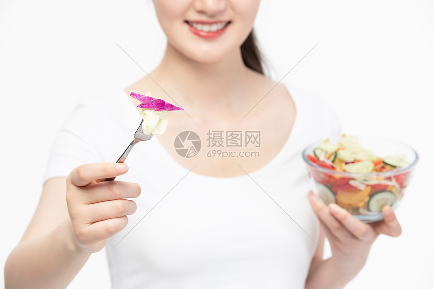 女性健康饮食吃沙拉特写图片