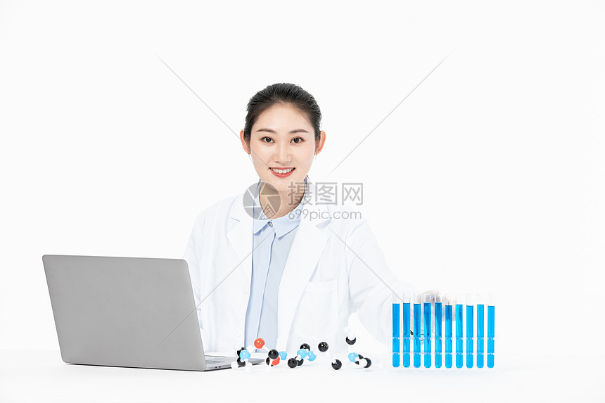 女性科研人员研究化学分子结构图片