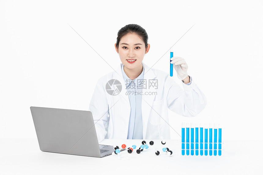 女性科研人员研究化学分子结构图片