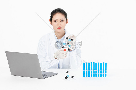 女性化学家研究分子结构图片