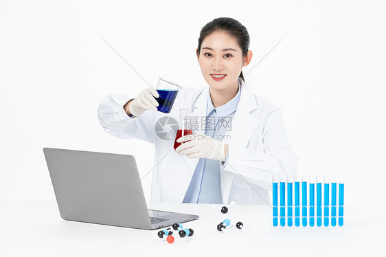 女性化学家研究分子结构图片