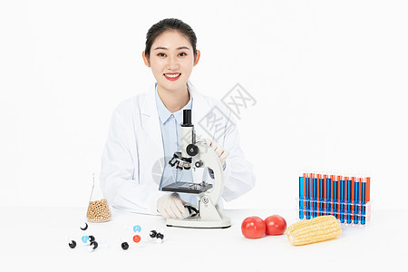 女性生物学家用显微镜检测食品安全图片