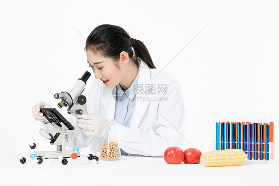 女性生物学家用显微镜检测食品安全图片