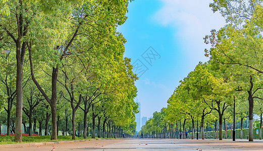 武汉汉口江滩初夏武汉江滩的蓝天白云背景