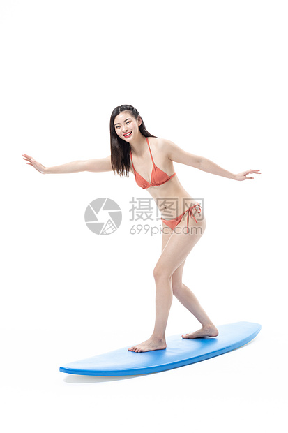 青年泳装美女玩冲浪板图片