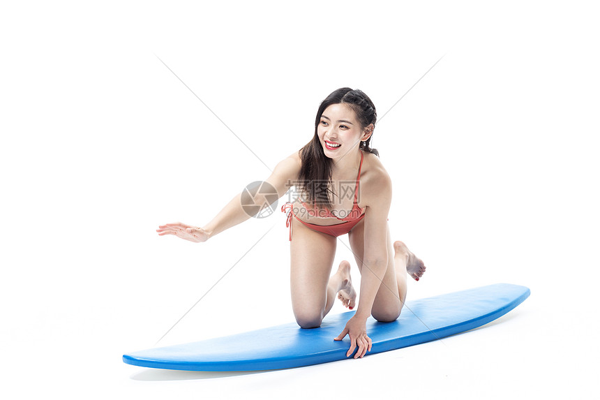 青年泳装美女玩冲浪板图片