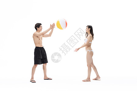 比基尼美女夏日泳装情侣拿着沙滩排球背景