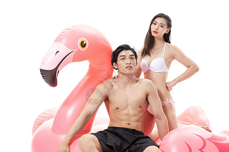 情侣热气球夏日泳装情侣坐在火烈鸟上背景