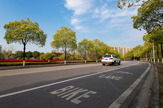 夏季蓝天下的城市道路图片