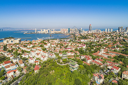 航拍青岛西部城区红瓦绿树碧海蓝天背景