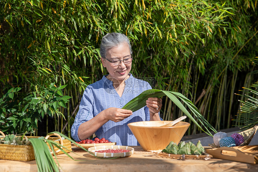 端午节户外奶奶包粽子