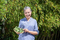 端午节奶奶户外包粽子图片